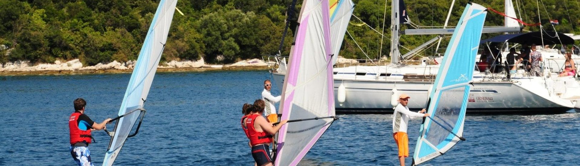 Lezioni di windsurf a Korčula (town) da 7 anni.