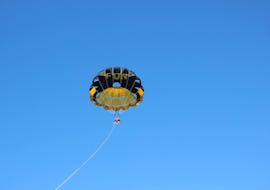 Foto des Fallschirms, der für das Parasailing am Galé Beach bei Albufeira mit Nautifun Galé Albufeira verwendet wird