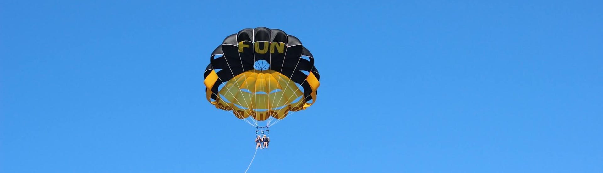 Foto des Fallschirms, der für das Parasailing am Galé Beach bei Albufeira mit Nautifun Galé Albufeira verwendet wird