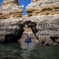 Des personnes visitent une grotte lors d'une Balade en bateau à Ponta da Piedade depuis Lagos avec BlueFleet Lagos.