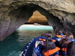 Menschen betreten die Benagil Höhle während der Bootstour zur Benagil Höhle ab Lagos  mit BlueFleet Lagos.
