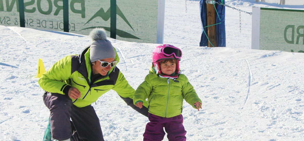A kid is learning how to ski during their Kids Ski Lessons "Petit Ours" (3-4 years) - Max 6 per group with Prosneige Val Thorens & Les Menuires.