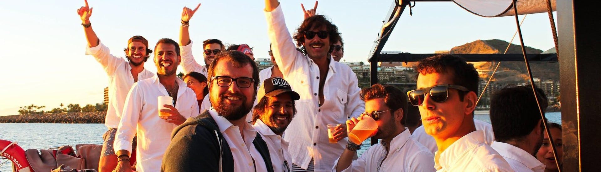 Die Leute haben Spaß und tanzen auf dem Bootstour bei Sonnenuntergang ab Puerto Rico auf Gran Canaria mit Five Star Gran Canaria.