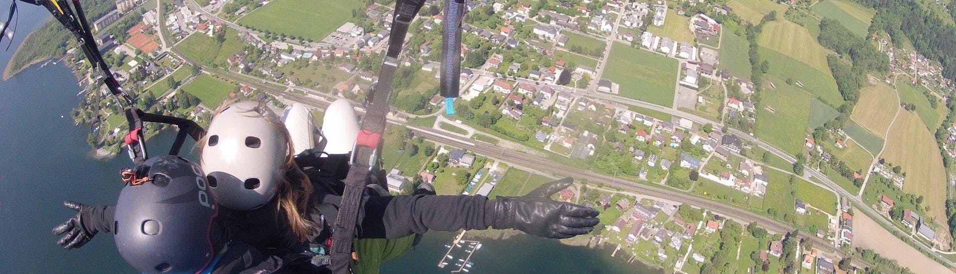 Durch die Lüfte gleiten beim Tandem Paragliding für Kinder von der Gerlitzen mit Adventure-Wings Ossiachersee