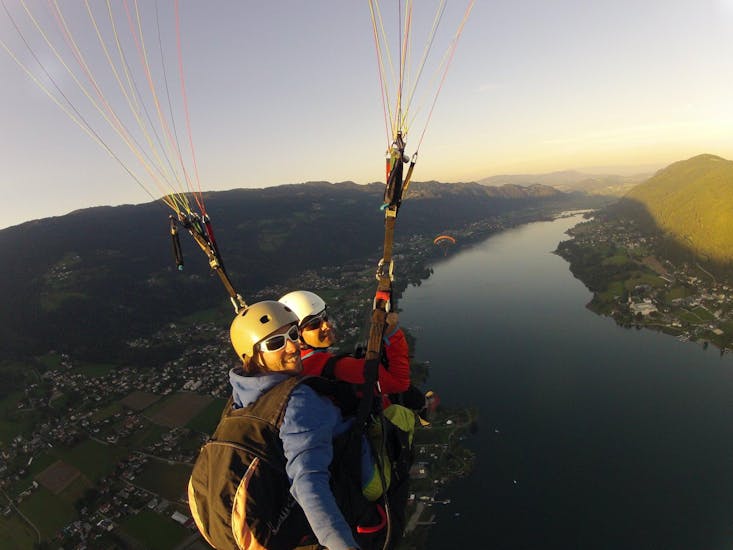 Paragliding over the lake during sunset while Tandem Paragliding from Gerlitzen in the Evening with Adventure-Wings Ossiachersee