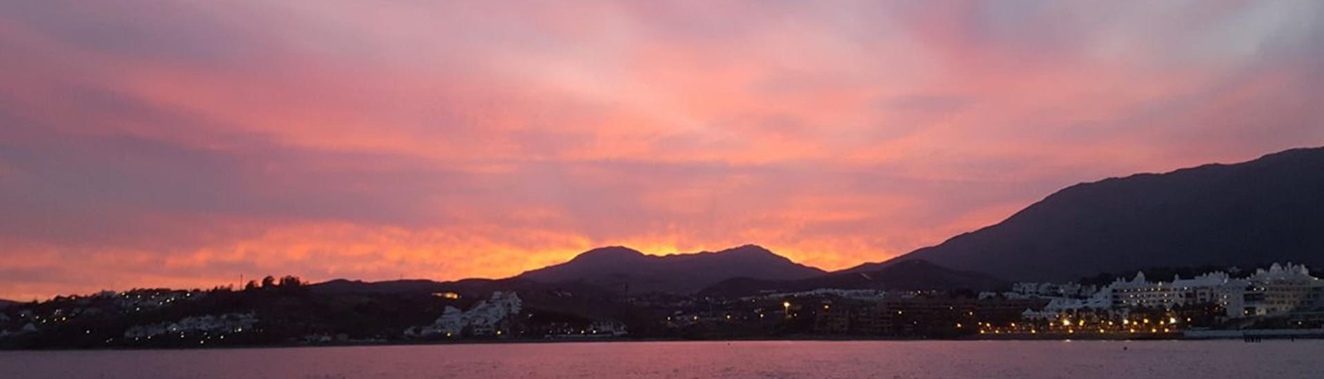 Giro privato in catamarano al tramonto a Estepona.