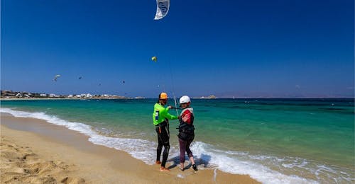 Cours privé de kitesurf à Mikri Vigla (dès 14 ans) avec Naxos Kitelife Cours privé de kitesurf à Mikri Vigla (dès 14 ans) avec Naxos Kitelife.