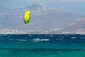 Privéles kitesurfen in Mikri Vigla vanaf 14 jaar met Naxos Kitelife.