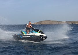 Foto van een man die geniet van zijn jetskisafari rond het eiland Comino van Joyride Watersports Gozo.