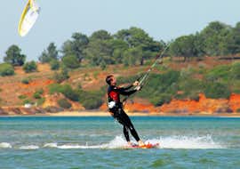 Kitesurfkurs fĂĽr Kinder & Erwachsene - Alle Levels mit KiteSchool.pt Lagos Ein Teilnehmer erlernt das Kitesurfen mit dem Kitesurfing-Kurs fĂĽr Kinder und Erwachsene - Alle Levels mit KiteSchool.pt Lagos.