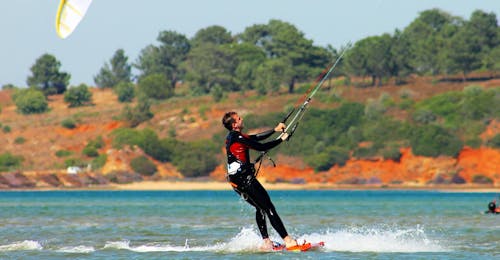 Kitesurfkurs fĂĽr Kinder & Erwachsene - Alle Levels mit KiteSchool.pt Lagos Ein Teilnehmer erlernt das Kitesurfen mit dem Kitesurfing-Kurs fĂĽr Kinder und Erwachsene - Alle Levels mit KiteSchool.pt Lagos.