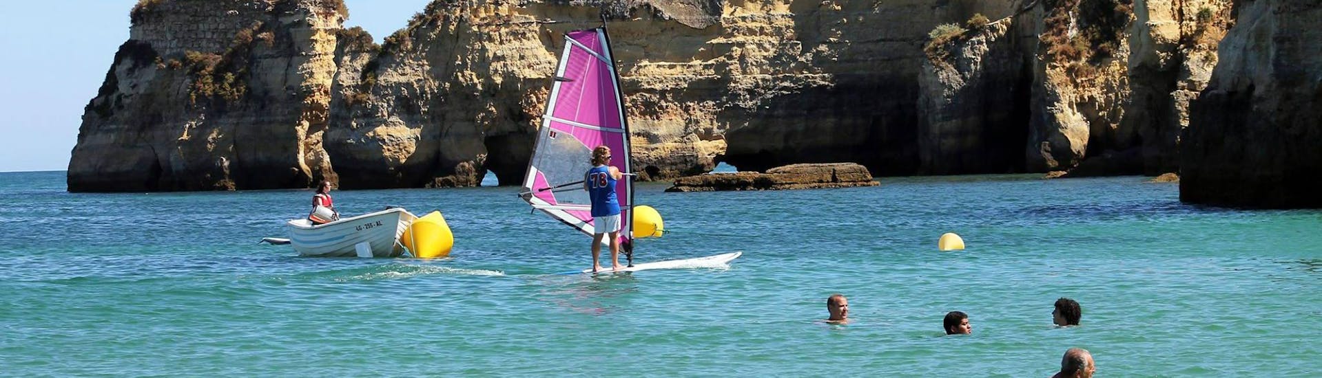 Cours de windsurf (dès 7 ans).