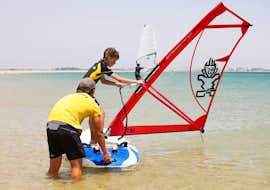 Privater Windsurfkurs für Kinder & Erwachsene - Alle Levels mit KiteSchool.pt Lagos Unser Lehrer hilft einem Kind bei seinen ersten Schritten auf dem Brett während des privaten Windsurfing-Kurses für Kinder & Erwachsene - Alle Levels mit KiteSchool.pt Lagos.