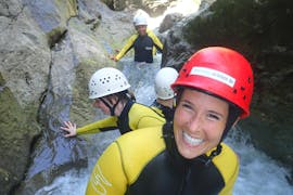 Eine Gruppe von Frauen rutscht beim Canyoning für Einsteiger mit canyoning erleben auf einer natürlichen Wasserrutsche.