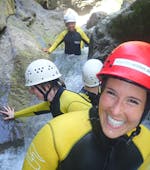 Een groep meisjes glijdt van een natuurlijke waterglijbaan tijdens hun Canyoning voor Beginners met canyoning erleben.