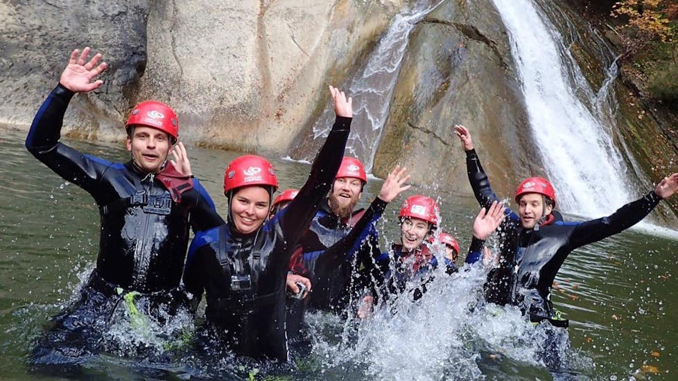 Eine Gruppe junger Leute amüsiert sich beim Canyoning im Allgäu mit canyoning erleben in einem der vielen Wasserbecken.