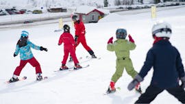 I bambini imparano le basi durante le lezioni private di sci per bambini di tutti i livelli con la scuola di sci Stuben.