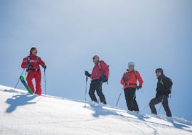 Tre adulti esplorano il comprensorio sciistico durante le lezioni private di sci per adulti di tutti i livelli con la scuola di sci Stuben.
