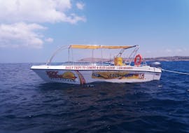 Bild des Bootes, das für die Fahrt zur Blauen Lagune von Gozo aus benutzt wird, von Joyride Watersports Gozo.