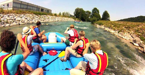 Schlauchbootverleih auf der Loisach in Farchant mit Bavariaraft Eine Gruppe von Freunden paddelt während ihrer Schlauchbootmiete in Farchant mit Bavariaraft die Loisach hinunter.