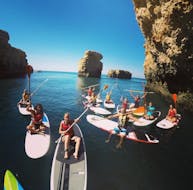Unos amigos están remando en la Praia da Coelha durante una visita guiada privada proporcionada por SUPA Sea Adventures Algarve.