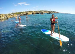 Einige Freunde paddeln auf dem Praia da Coelha während einer geführten Tour, die von SUPA Sea Adventures Algarve angeboten wird.