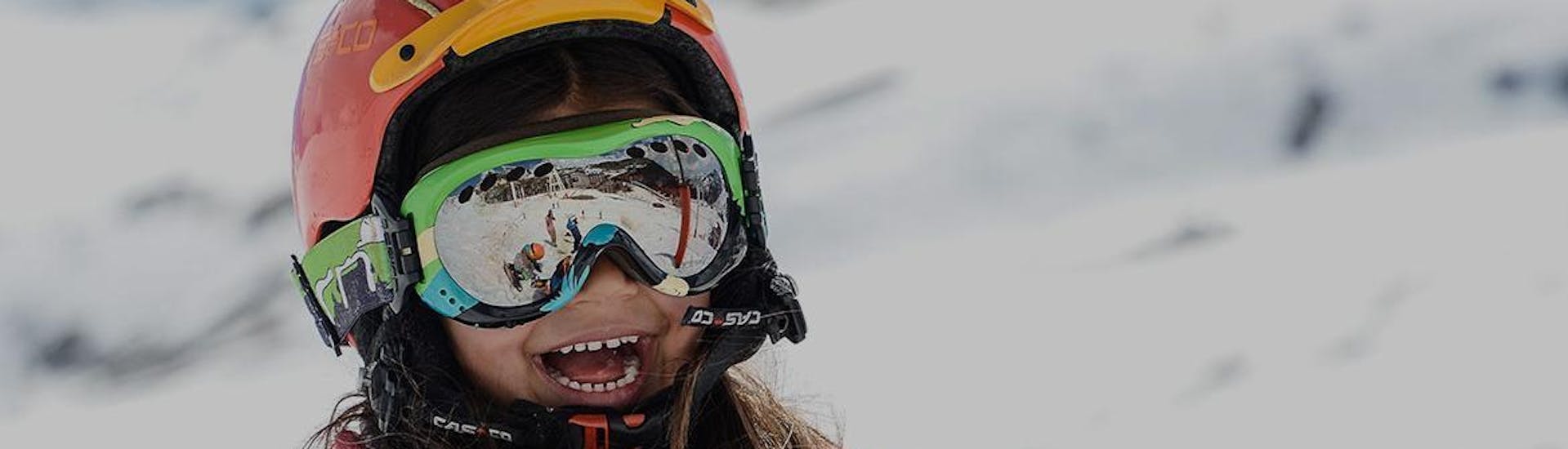 Une petite fille s'amuse avec d'autres enfants pendant un Cours de ski pour Enfants (5-13 ans) - Tous niveaux avec l'école de ski Prosneige Val d'Isère.