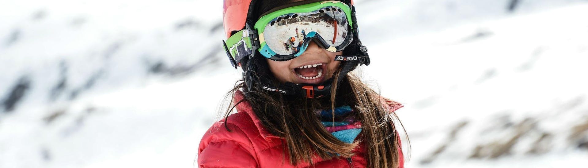 Une petite fille s'amuse tout en apprenant à skier pendant son Cours particulier de ski Enfants - Haute saison - Tous âges que l'équipe de l'école de ski Prosneige Val d'Isère prépare en fonction de ses besoins.