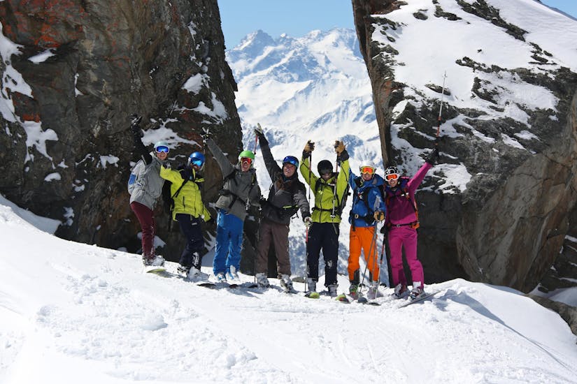 Groupe profitant joyeusement de leur Cours particulier de ski pour Adultes sous la direction d'un moniteur de l'école de ski Prosneige Val d'Isère un skieur fait des progrès rapides durant son Cours particulier de ski pour Adultes - Basse saison.