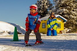 Kinder haben Spaß im Kinder-Skikurs (3-13 J.) für Fortgeschrittene mit Skischule MALI / MALISPORT Oetz.