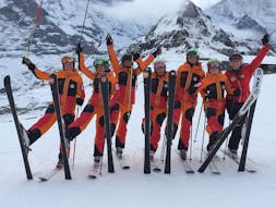 Un gruppo di adulti fa il tifo durante le lezioni di sci per adulti per principianti della Scuola svizzera di sci di Wengen.