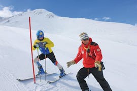 Un istruttore e un allievo sulle piste delle lezioni di sci per adulti per sciatori esperti della Scuola svizzera di sci di Wengen.