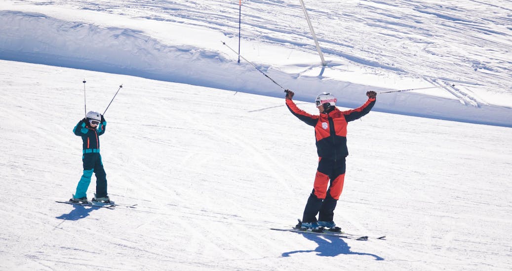 Un moniteur de ski et un enfant lors des leçons de ski privées pour enfants et adolescents de tous âges de l'Evolution Ski School Zermatt.