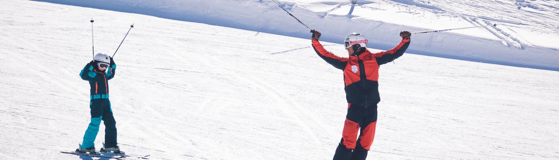 Un instructor de esquí y un niño en las clases particulares de esquí para niños y adolescentes de todas las edades de Evolution Ski School Zermatt.