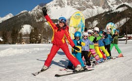 An instructor and a group of kids having fun during the Kids Ski Lessons (3-15 y.) for Beginners - Full-Day from WM Skischool Royer Ramsau.
