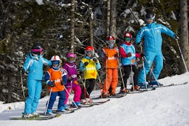 Während einer Skistunde warten die Kinder in einer Schlange, um eine Übung mit 360 Avoriaz zu beginnen.