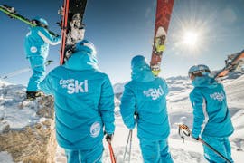 Durante una clase de esquí para adultos, los esquiadores se preparan para descender una pista fuera de pista con 360 Avoriaz.
