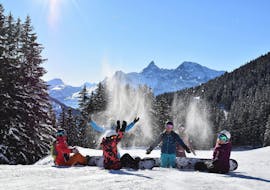 Kinderen die plezier hebben met de poeder tijdens een pauze in hun snowboardles met 360 Avoriaz.