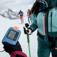 Instructor holding a group checking device at Ski Touring Guide for Beginners from Skischule Obergurgl.
