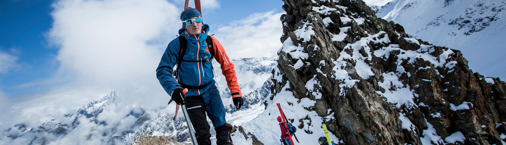 De toerskiërs beklimmen de top van een berg tijdens hun toerski-gids voor beginners met skischule obergurgl.