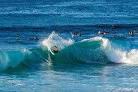 Ein Surfer reitet eine Welle während des privaten Surfunterrichts für Kinder und Erwachsene - Alle Levels mit Shelter Surf Eskola von Aritz Aranburu.