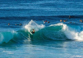 Ein Surfer reitet eine Welle während des privaten Surfunterrichts für Kinder und Erwachsene - Alle Levels mit Shelter Surf Eskola von Aritz Aranburu.