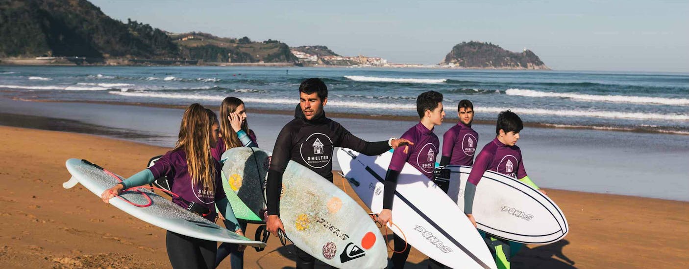 Un grupo de surfistas está listo para empezar la clase durante las Clases Privadas de Surf para Niños y Adultos - Todos los Niveles con Shelter Surf Eskola by Aritz Aranburu.