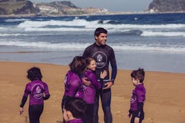 The instructor surrounded by the kids during the Surfing Lessons for Kids & Adults of All Levels with Shelter Surf Eskola by Aritz Aranburu.