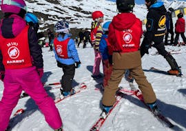 Clases de esquí para niños (4-5 años) para todos los niveles con Escuela de Esquí Búfalo Baqueira.