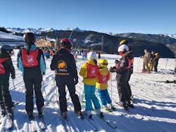 Lezioni di sci per bambini a partire da 6 anni per tutti i livelli con Bufalo Ski School Baqueira.