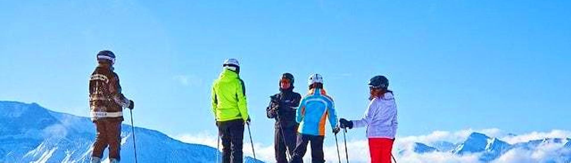 Skikurs für Erwachsene - Alle Levels der Skischule Scuola Italiana Sci Azzurra Folgarida finden statt, die Gruppe ist bereit, die Piste hinunterzufahren.