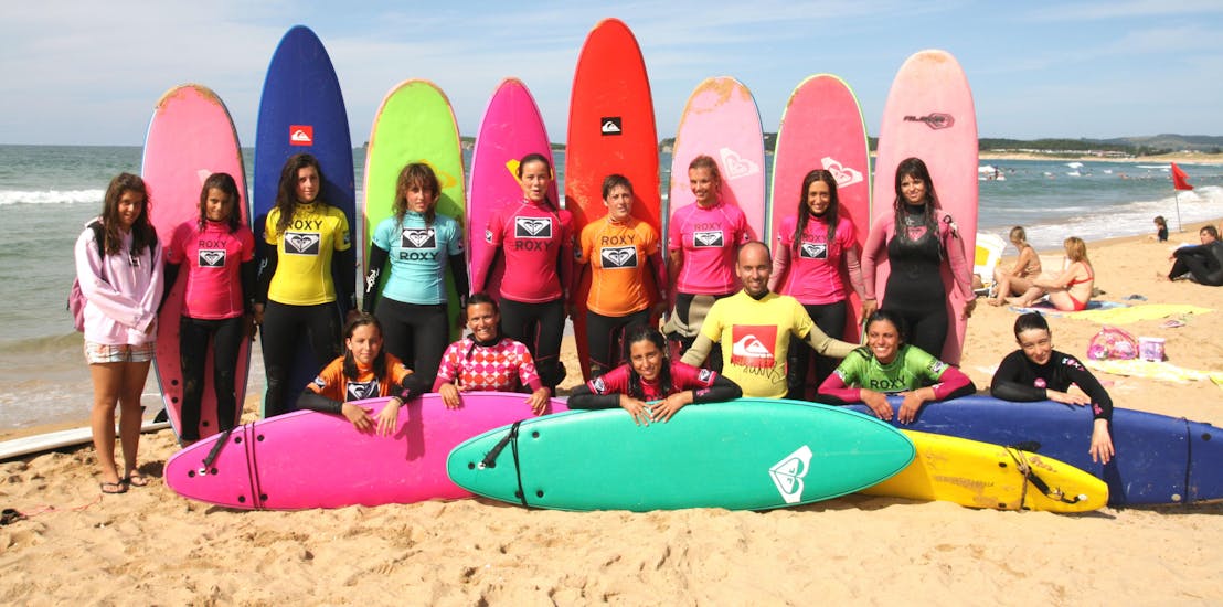 Surf lesson participant taking a group picture at Playa de Somo during an activity provided by Escuela Cántabra de Surf Quiksilver Roxy