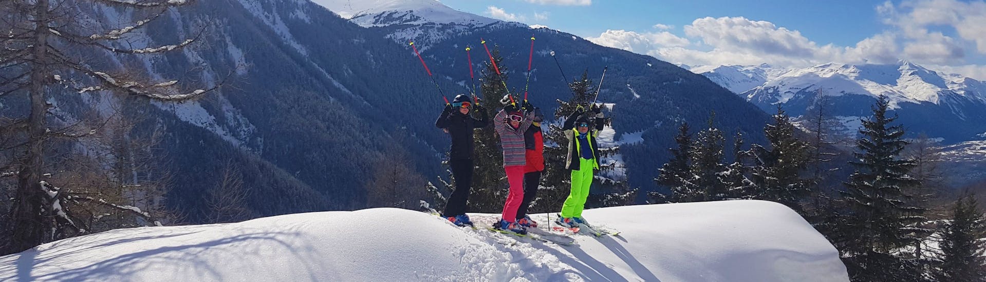 Des enfants font des progrès pendant leur leur Cours particulier de ski Enfants & Ados (dès 6 ans) avec Evolution 2 Peisey Vallandry.