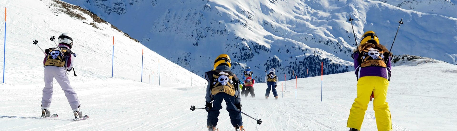 Kinderen skiën een helling af tijdens hun Kids Skilessen (5-12 j.) voor alle niveaus met Evolution 2 Peisey Vallandry.